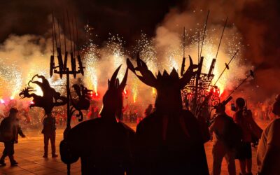 Més d’un centenar de diables van formar part de l’espectacle Rius de foc